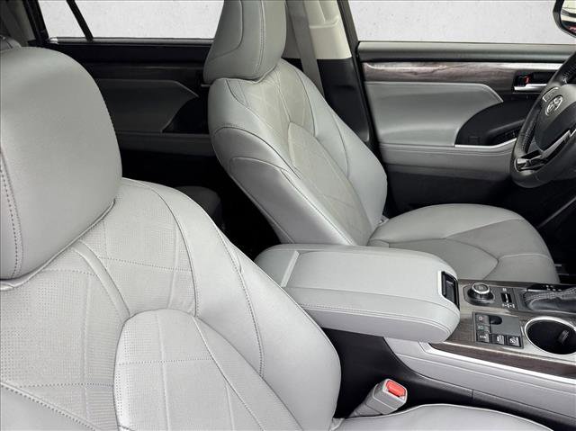 Certified 2025 Toyota Highlander Platinum image 21