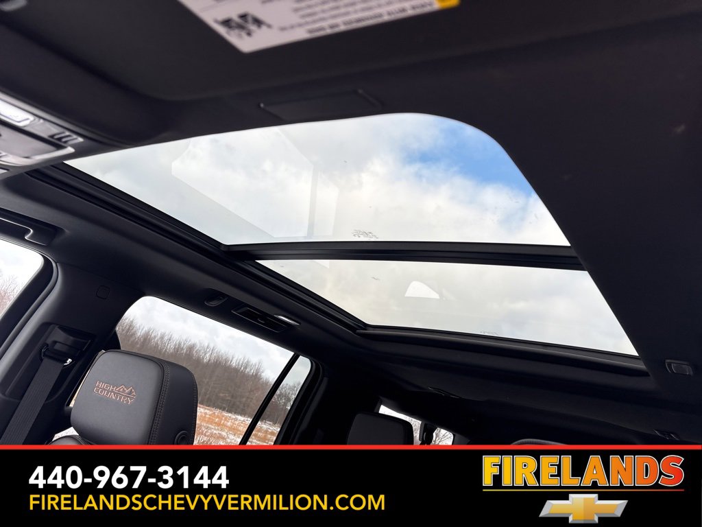 Used 2025 Chevrolet Suburban High Country image 3