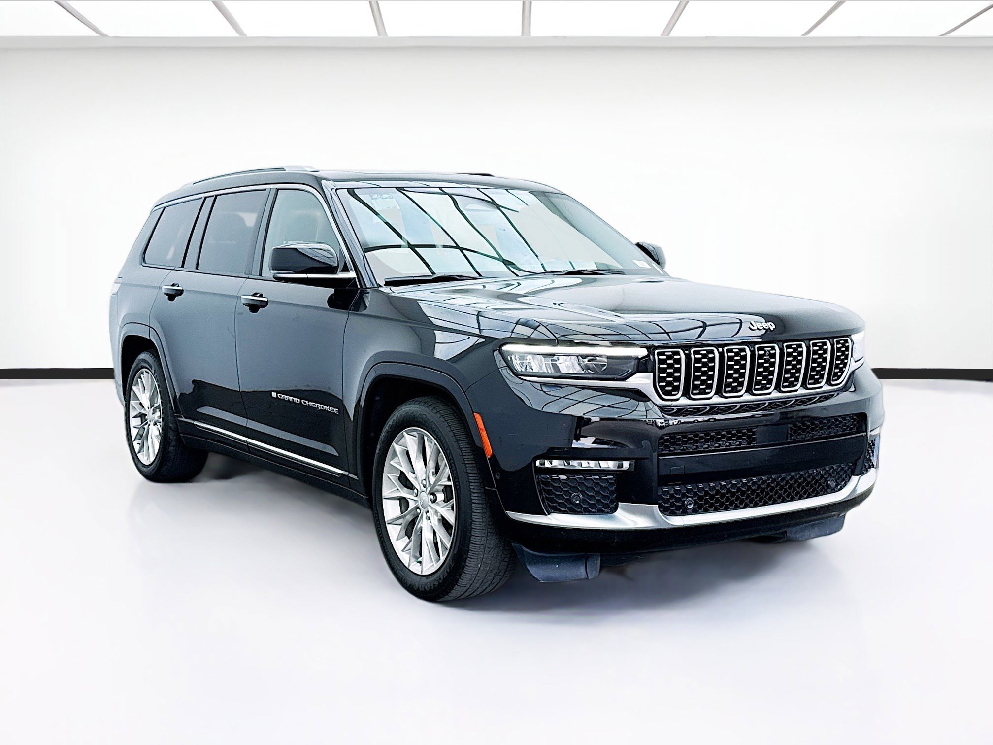 Used 2021 Jeep Grand Cherokee L Summit w/ Luxury Tech Group V image 3