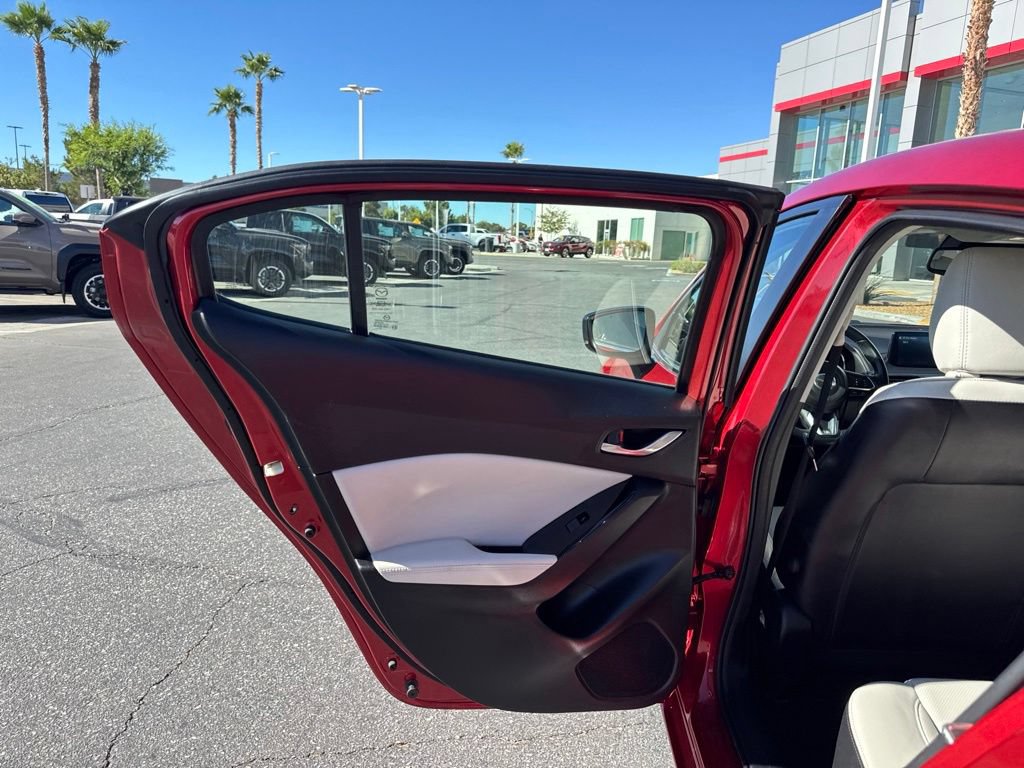 Used 2018 MAZDA MAZDA3 Grand Touring w/ Premium Equipment Package FWD image 17