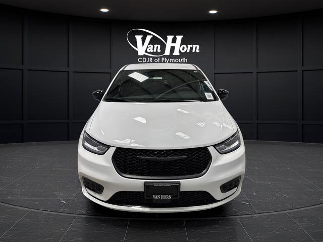 Used 2024 Chrysler Pacifica Select image 11