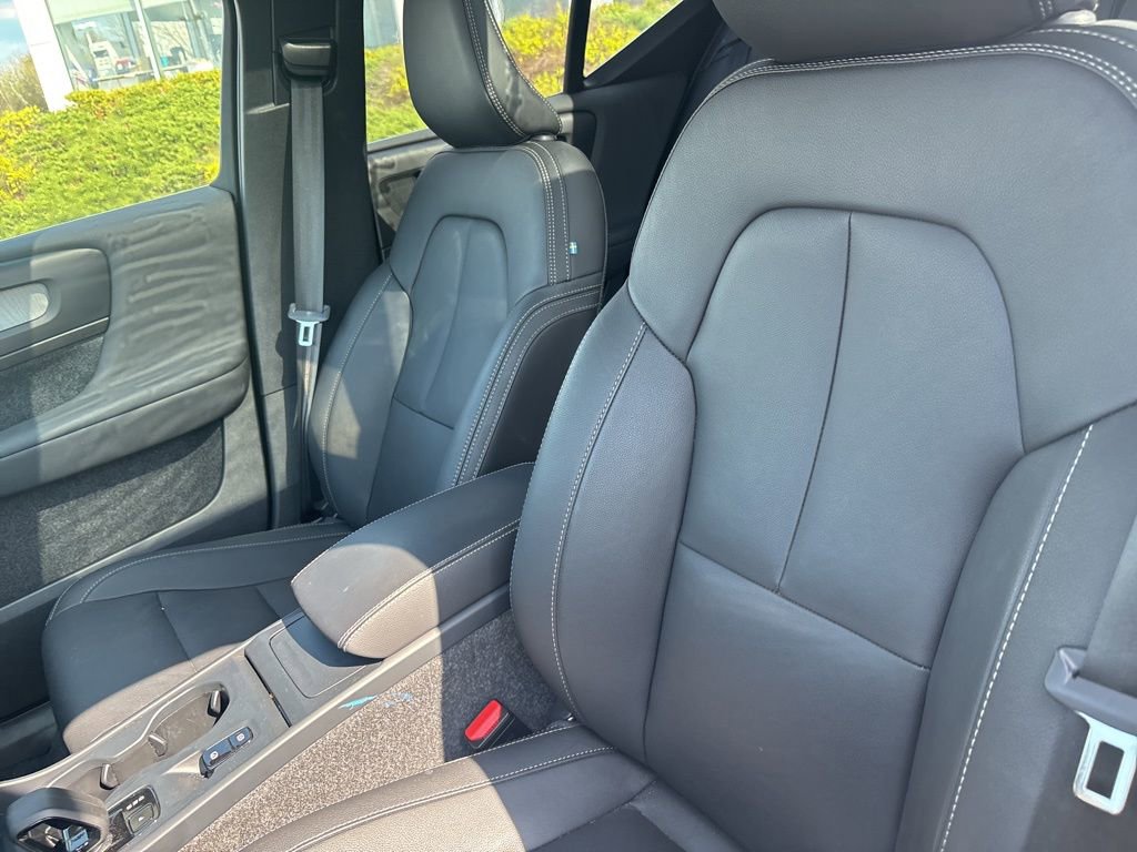 Used 2025 Volvo XC40 B5 Core image 19