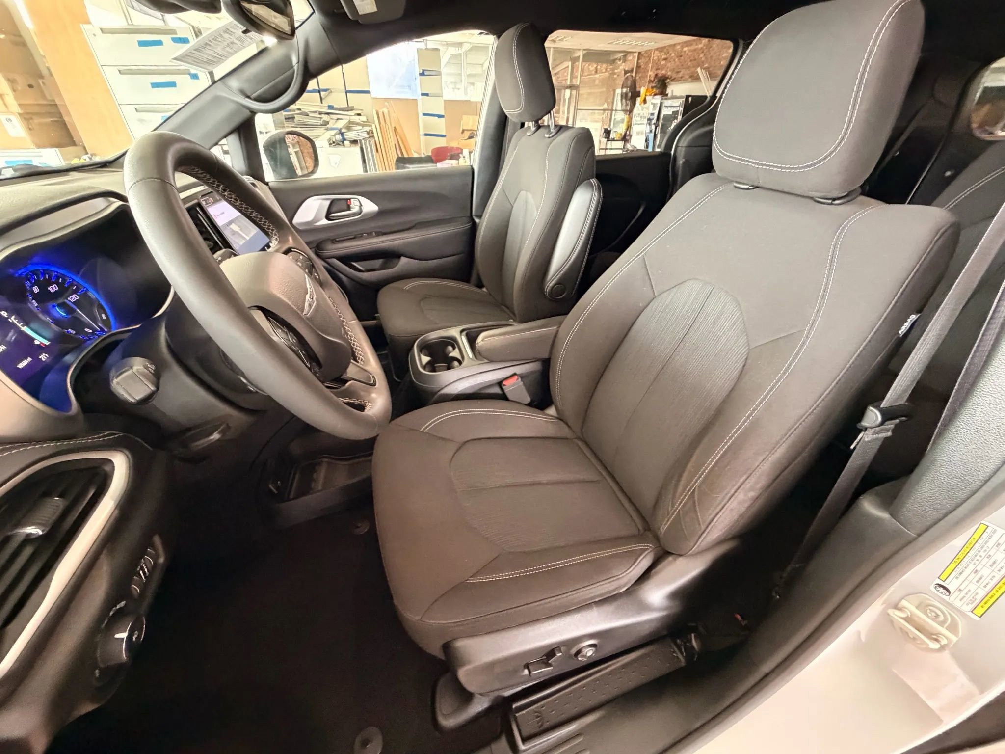 Used 2023 Chrysler Pacifica Touring image 11