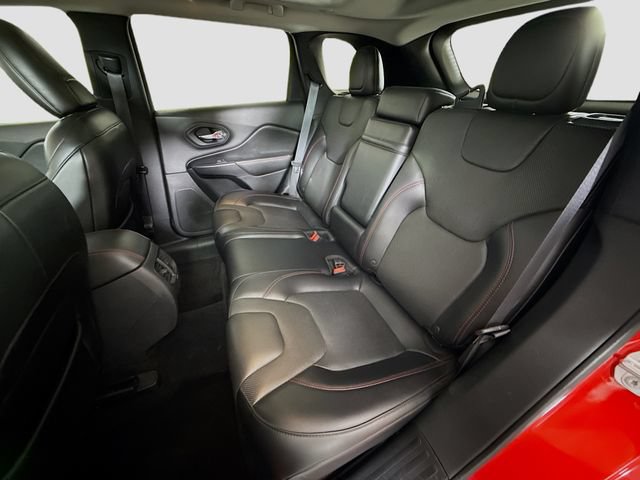 Used 2019 Jeep Cherokee Trailhawk AWD/4WD image 25