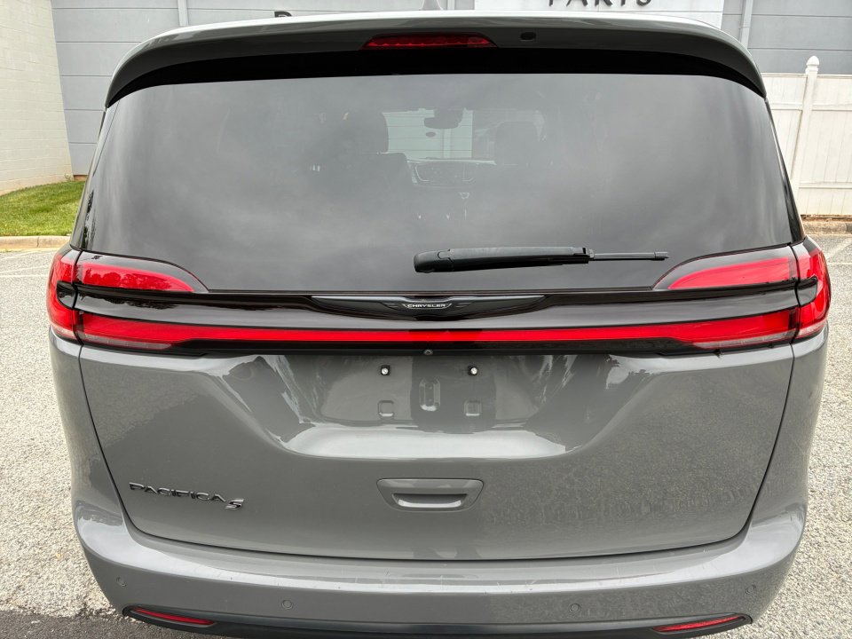 Used 2021 Chrysler Pacifica Touring-L w/ S Appearance Package FWD image 18