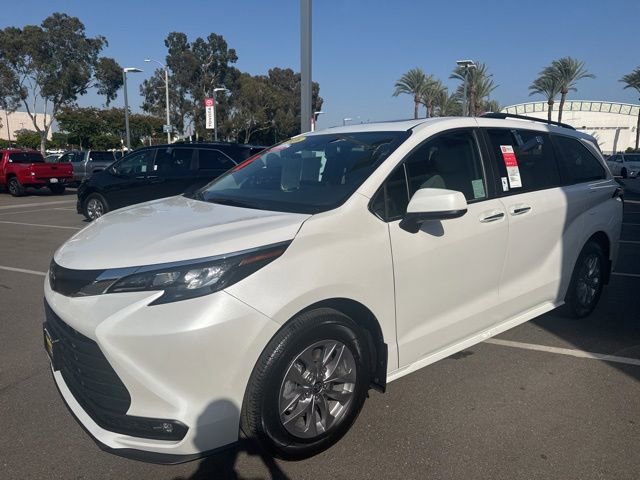 Certified 2026 Toyota Sienna XLE FWD image 13
