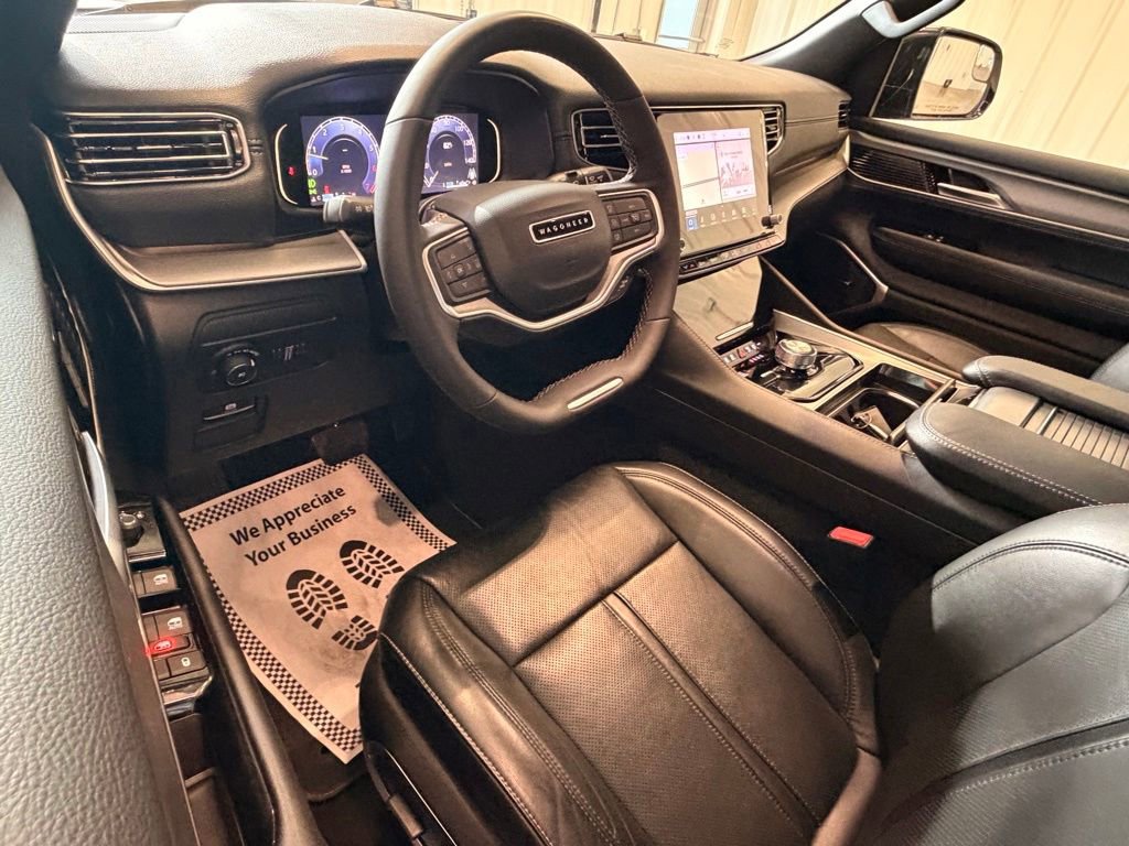 Used 2025 Jeep Wagoneer 4WD image 32
