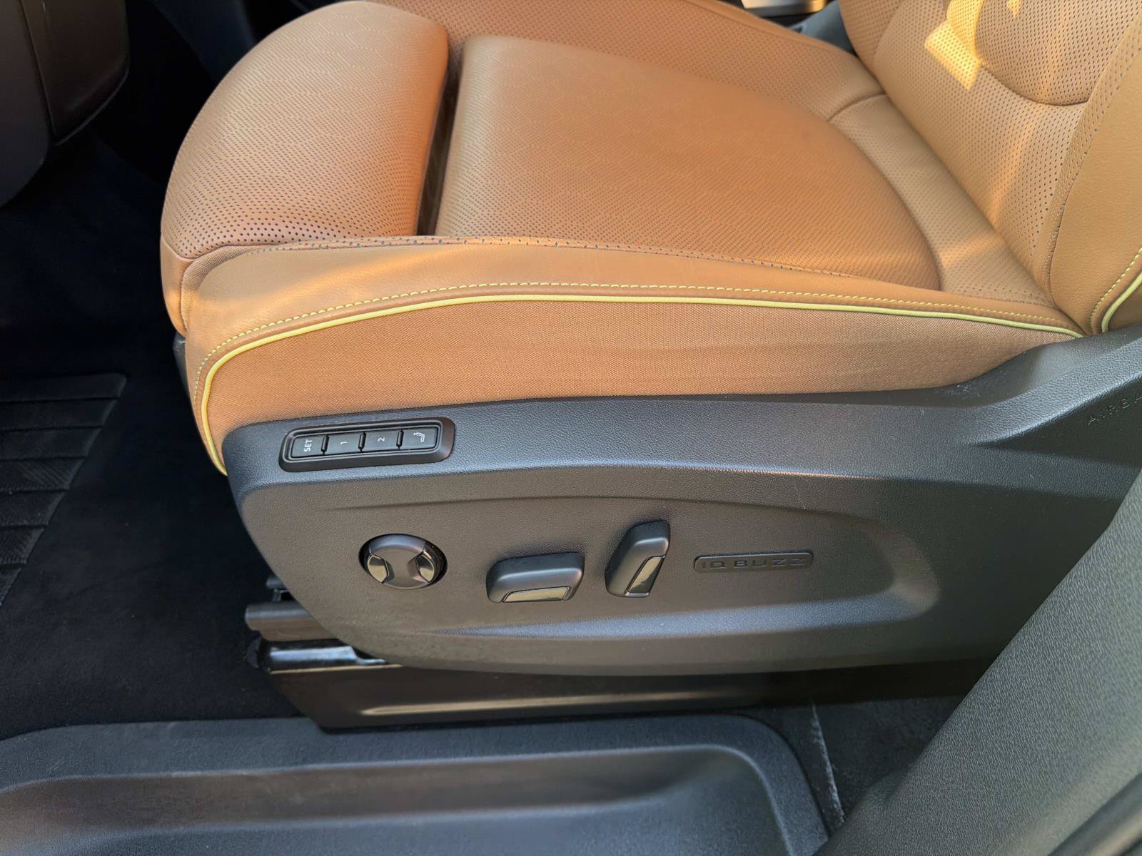 Certified 2025 Volkswagen ID. Buzz Pro S w/ Cupholders Package RWD image 15