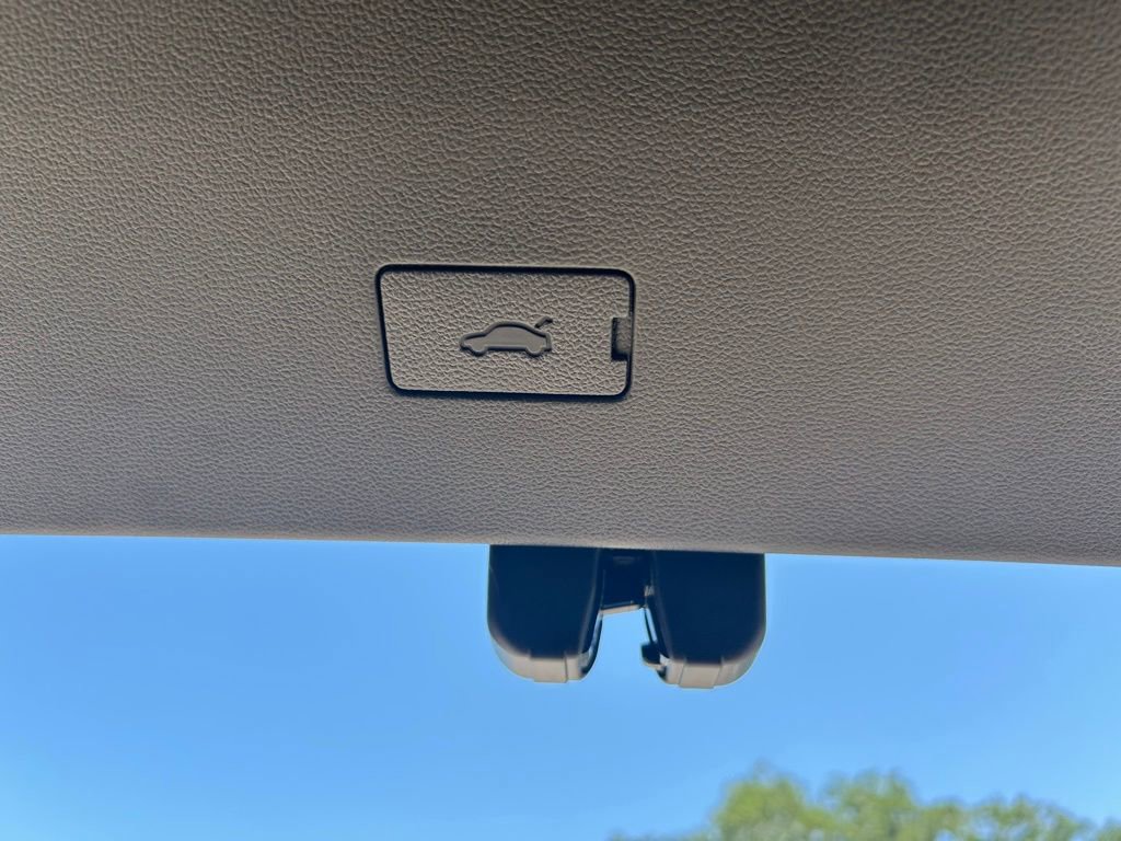 Used 2025 Volkswagen Atlas SE w/ Panoramic Sunroof Package image 37