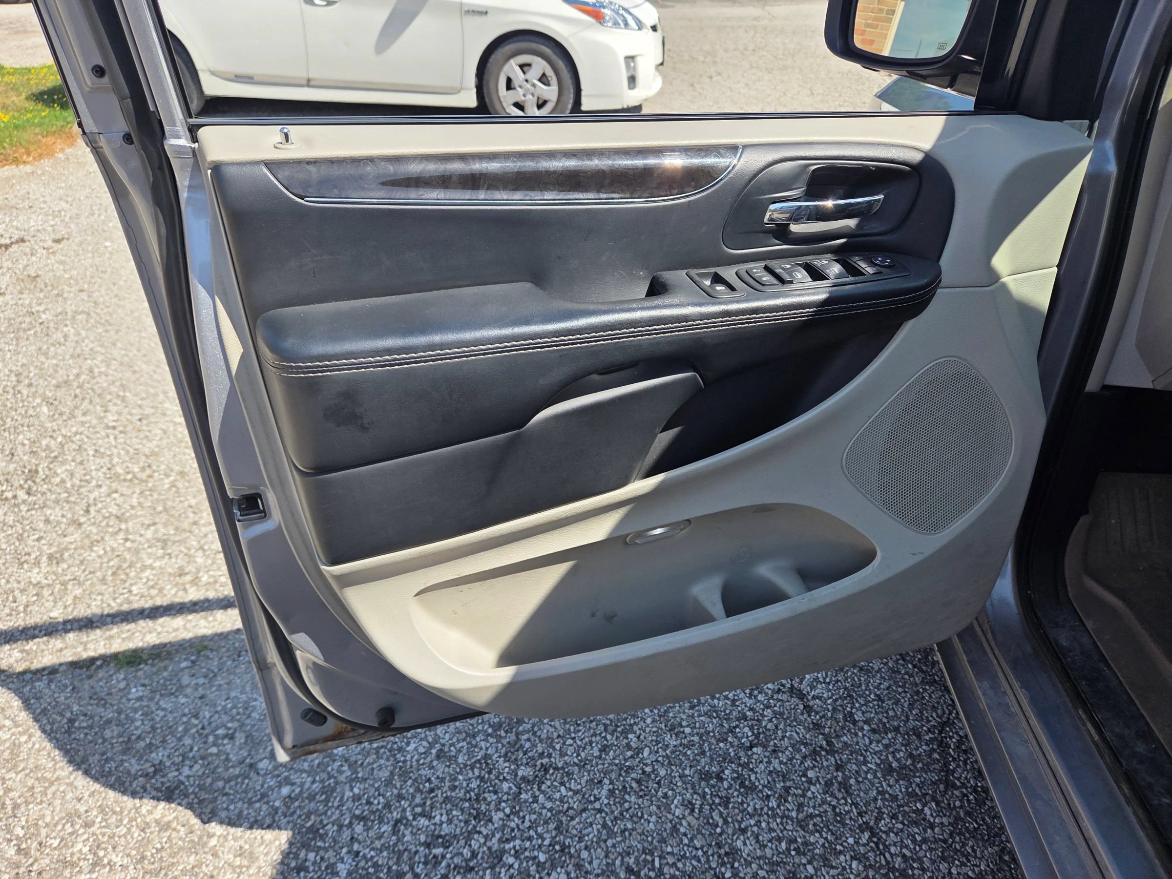 Used 2014 Chrysler Town & Country Touring-L FWD image 12