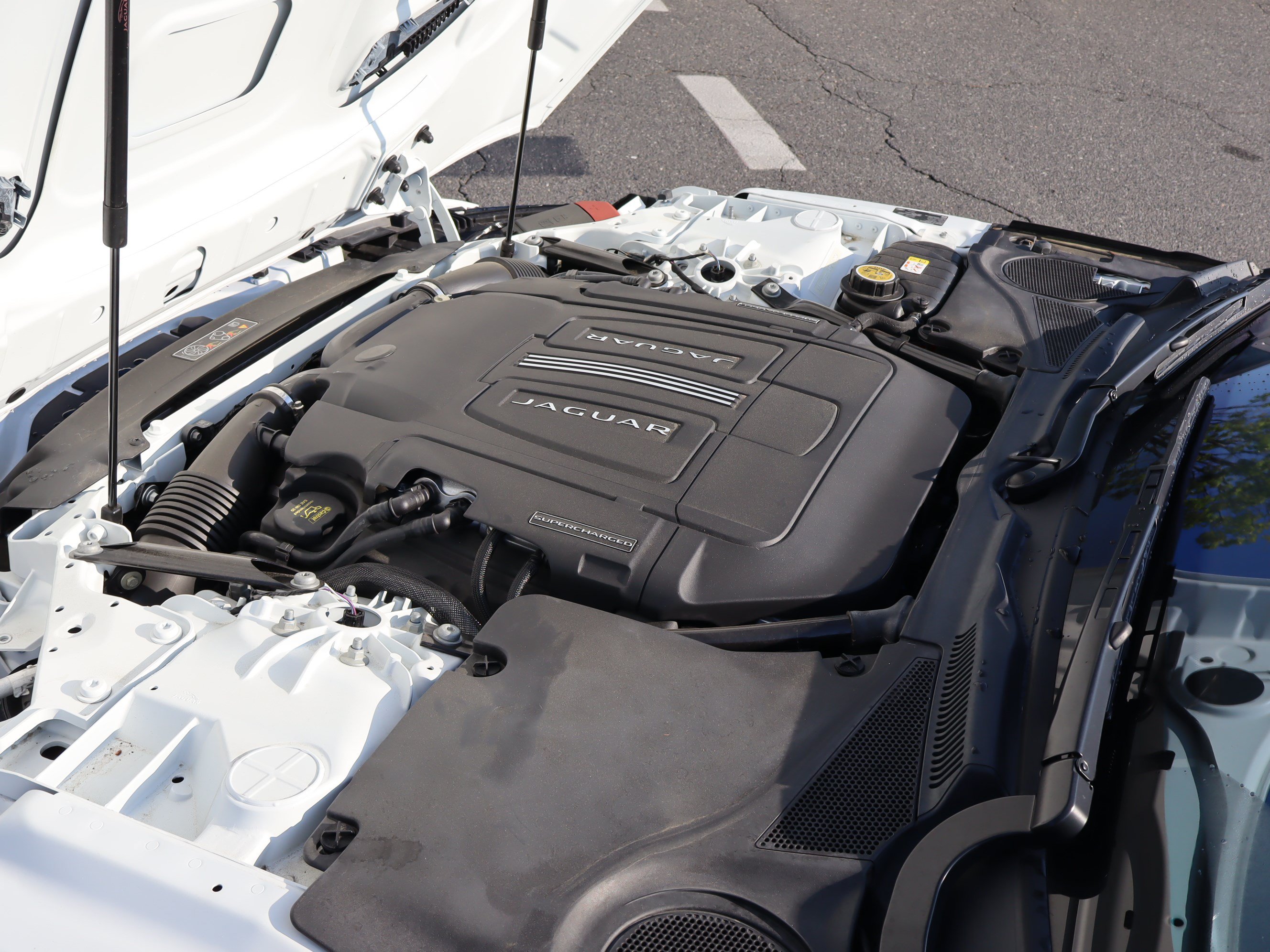 Used 2022 Jaguar F-TYPE Convertible RWD image 38