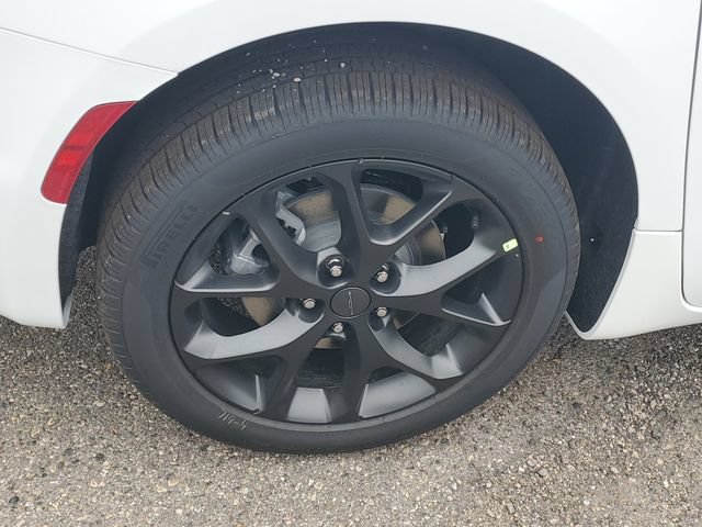 New 2027 Chrysler Pacifica Limited w/ Family Tech Group AWD/4WD image 5