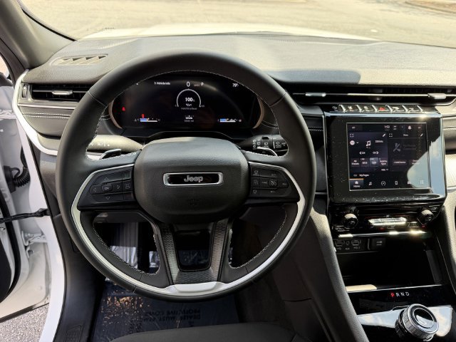 Used 2025 Jeep Grand Cherokee Laredo AWD/4WD image 13