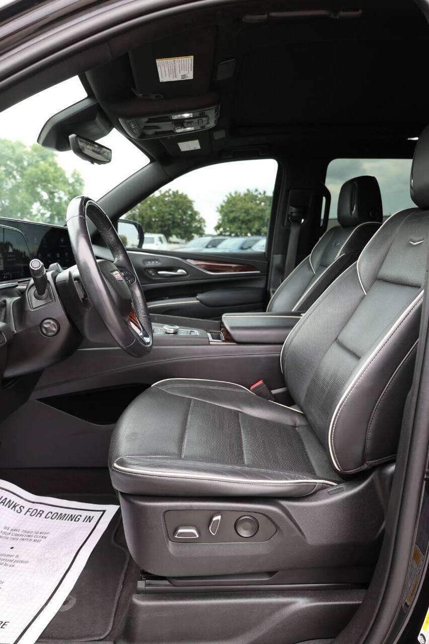 Used 2023 Cadillac Escalade ESV Premium Luxury AWD/4WD image 13