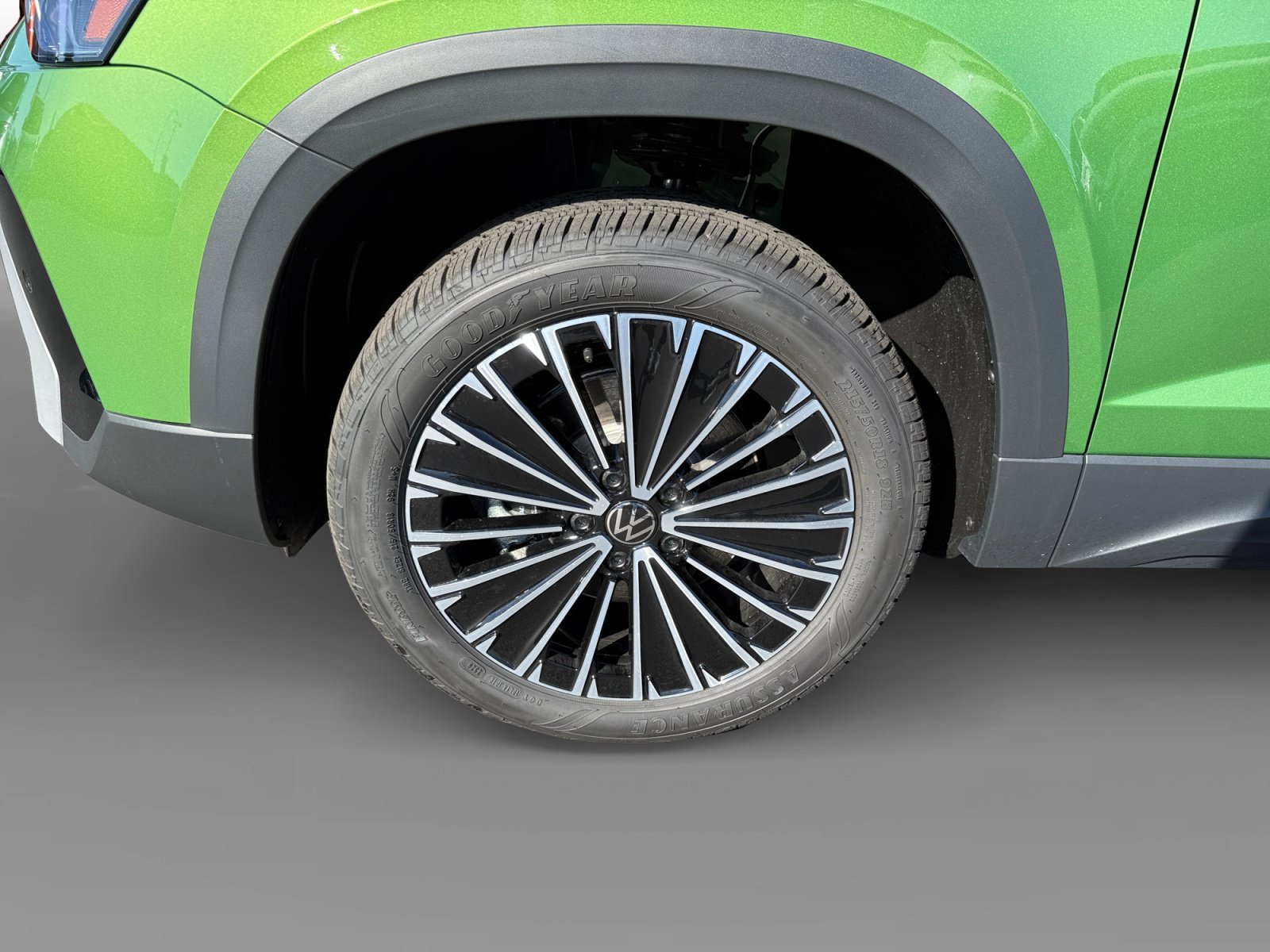 New 2027 Volkswagen Taos SE FWD image 9