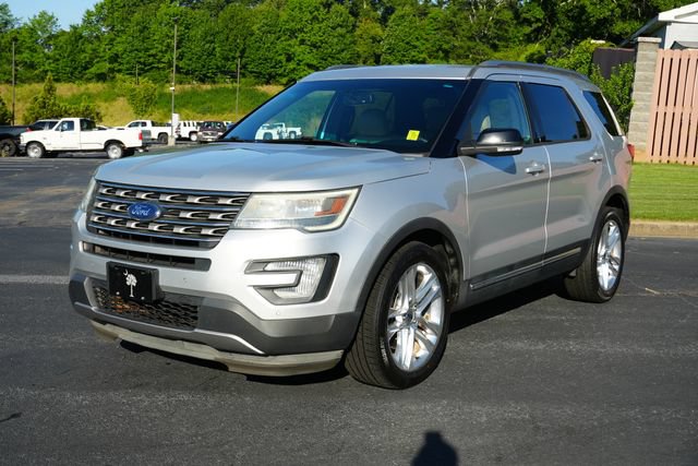 Used 2017 Ford Explorer XLT w/ Equipment Group 202A FWD image 3