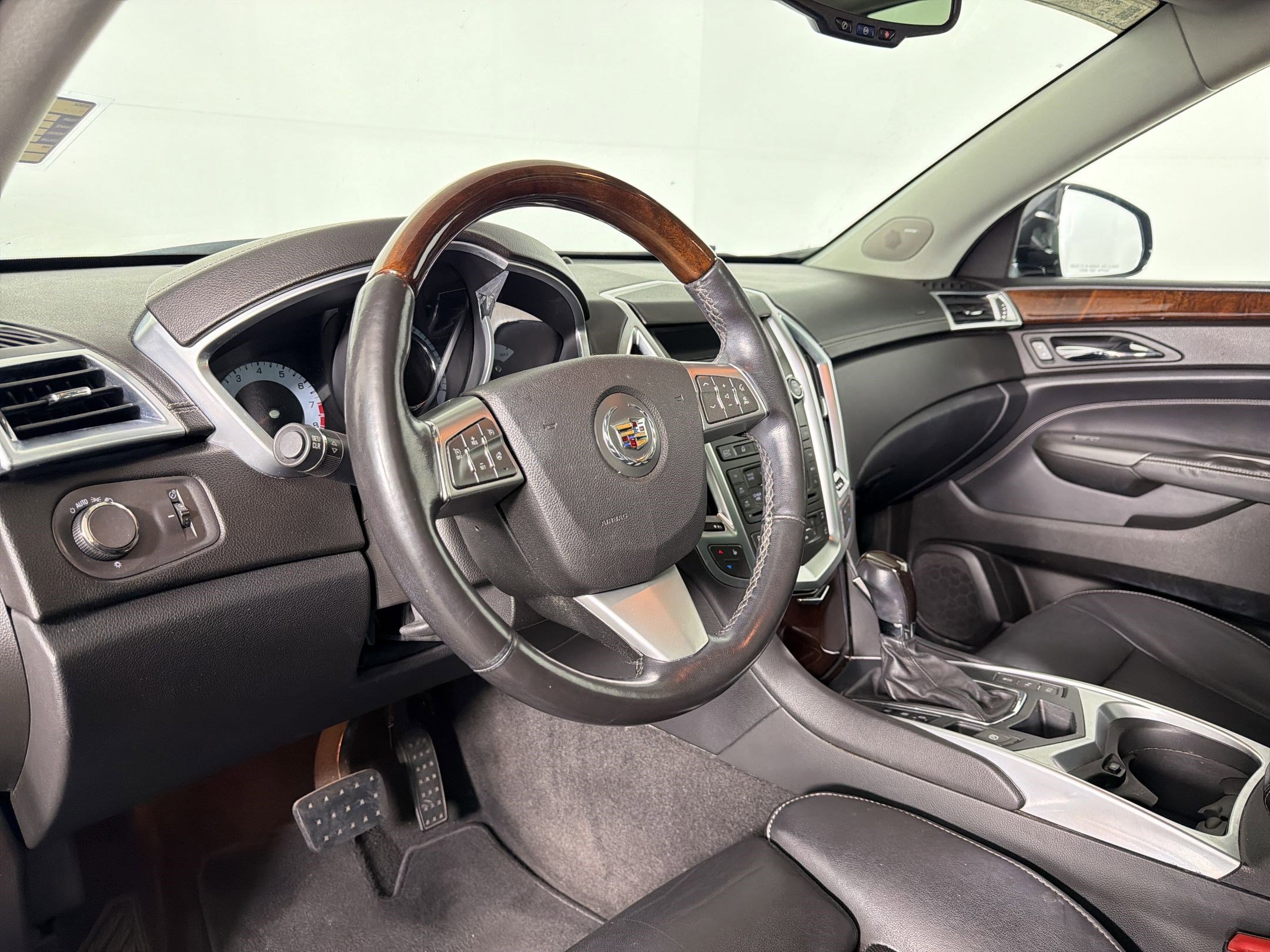 Used 2012 Cadillac SRX Luxury image 4