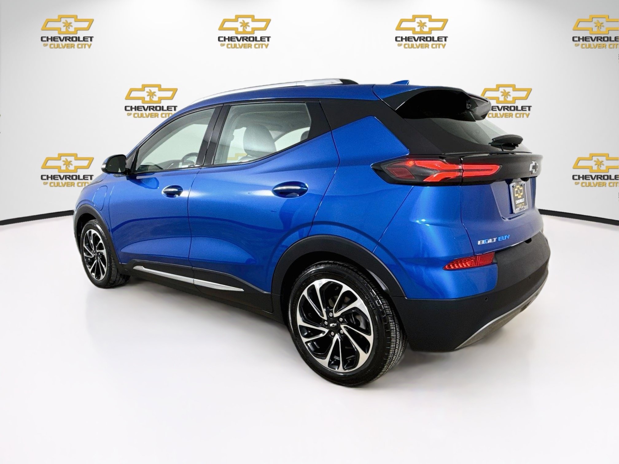 Used 2023 Chevrolet Bolt EUV Premier w/ Sun & Sound Package FWD image 6