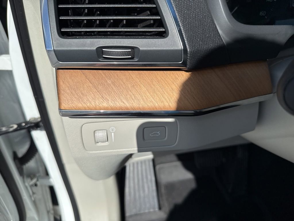 Used 2021 Volvo XC90 T6 Momentum w/ Protection Package Premier image 16