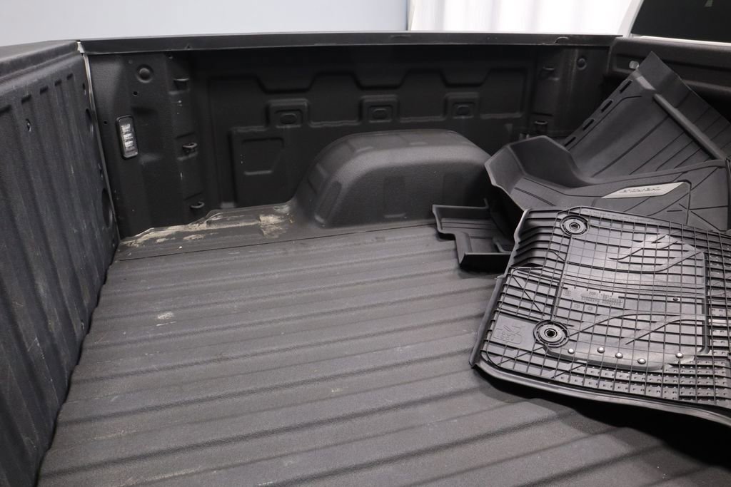 Used 2022 Chevrolet Silverado 1500 High Country w/ High Country Premium Package AWD/4WD image 17