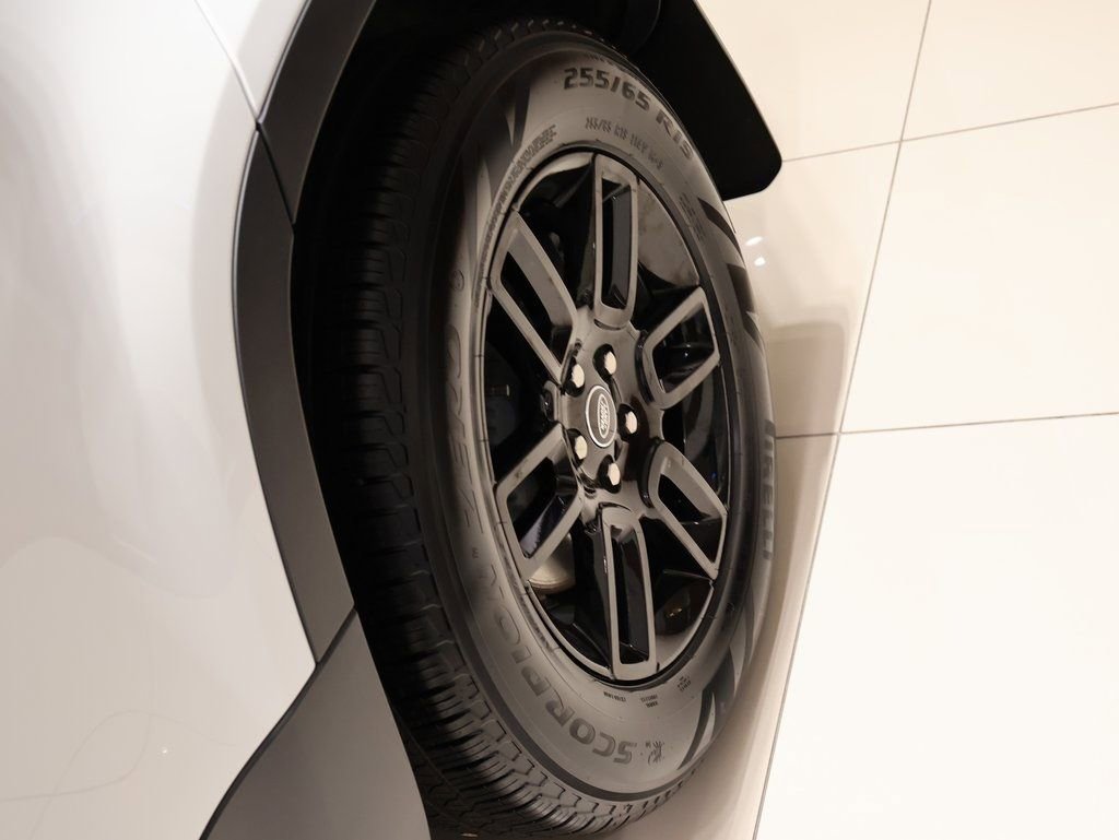 New 2025 Land Rover Defender 110 S image 33