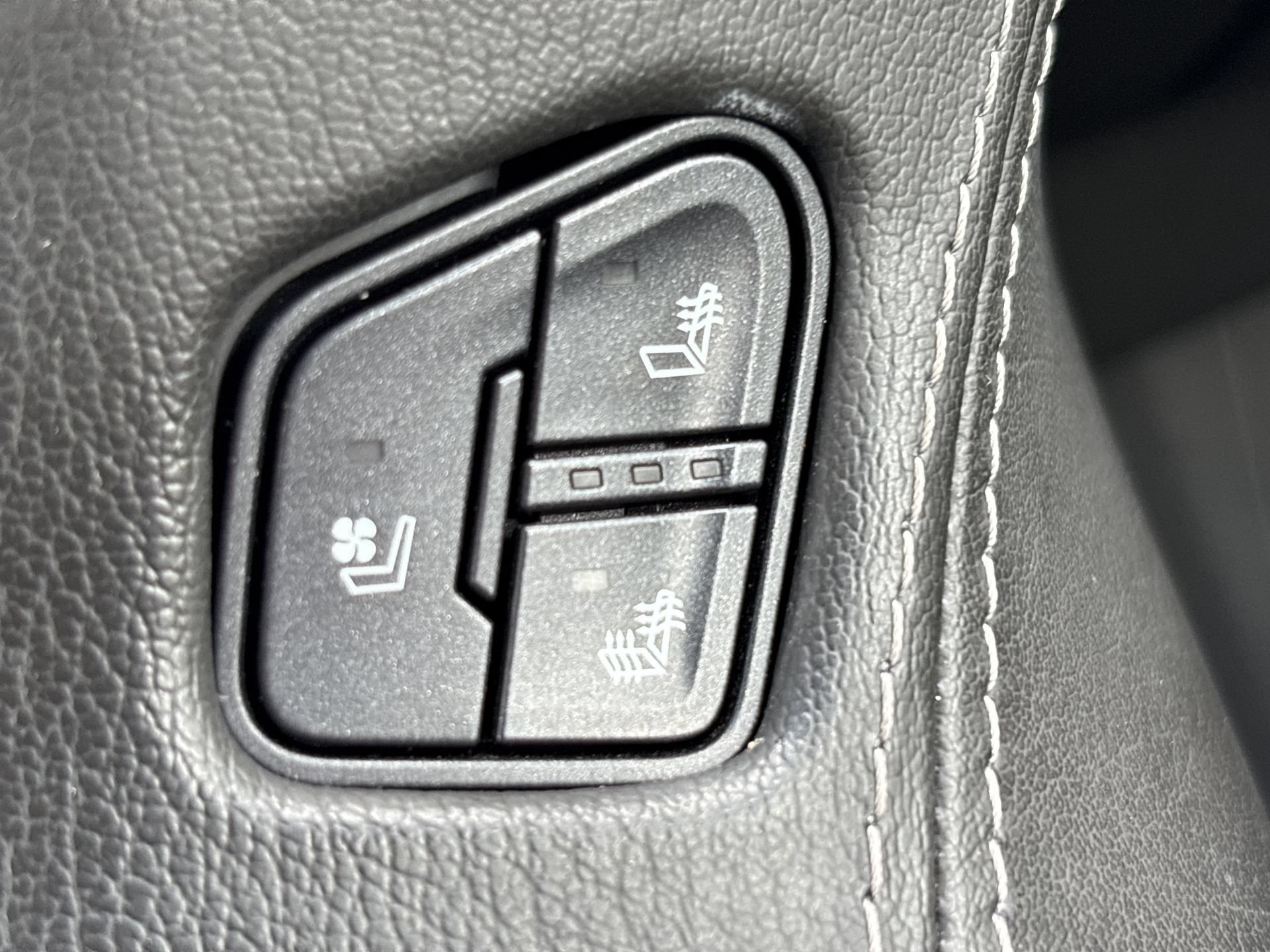 Used 2020 GMC Yukon Denali AWD/4WD image 12