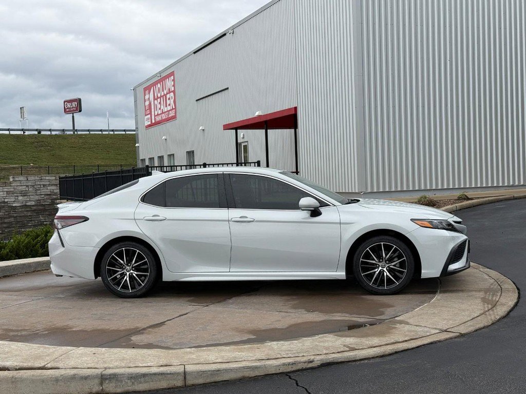Certified 2022 Toyota Camry SE image 2