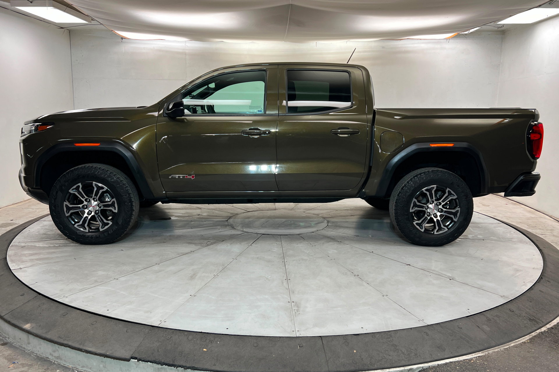 Used 2023 GMC Canyon AT4 w/ Canyon Safety Plus Package AWD/4WD image 2