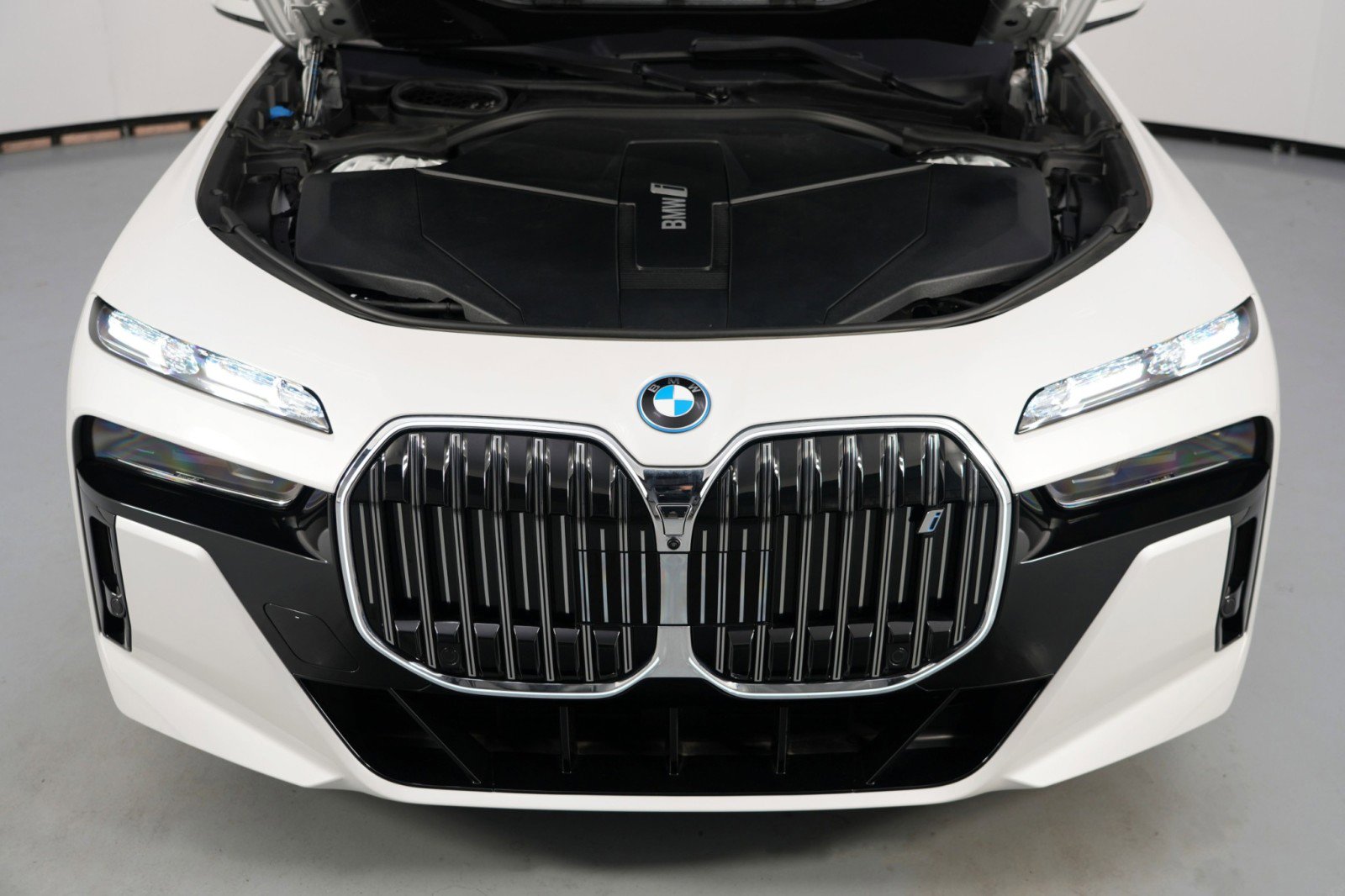 Used 2023 BMW i7 xDrive60 w/ Executive Package 2 image 8