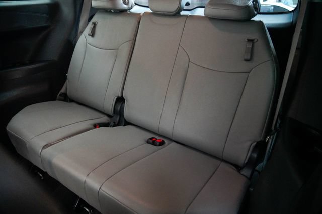 Used 2025 Toyota Sienna XLE FWD image 27
