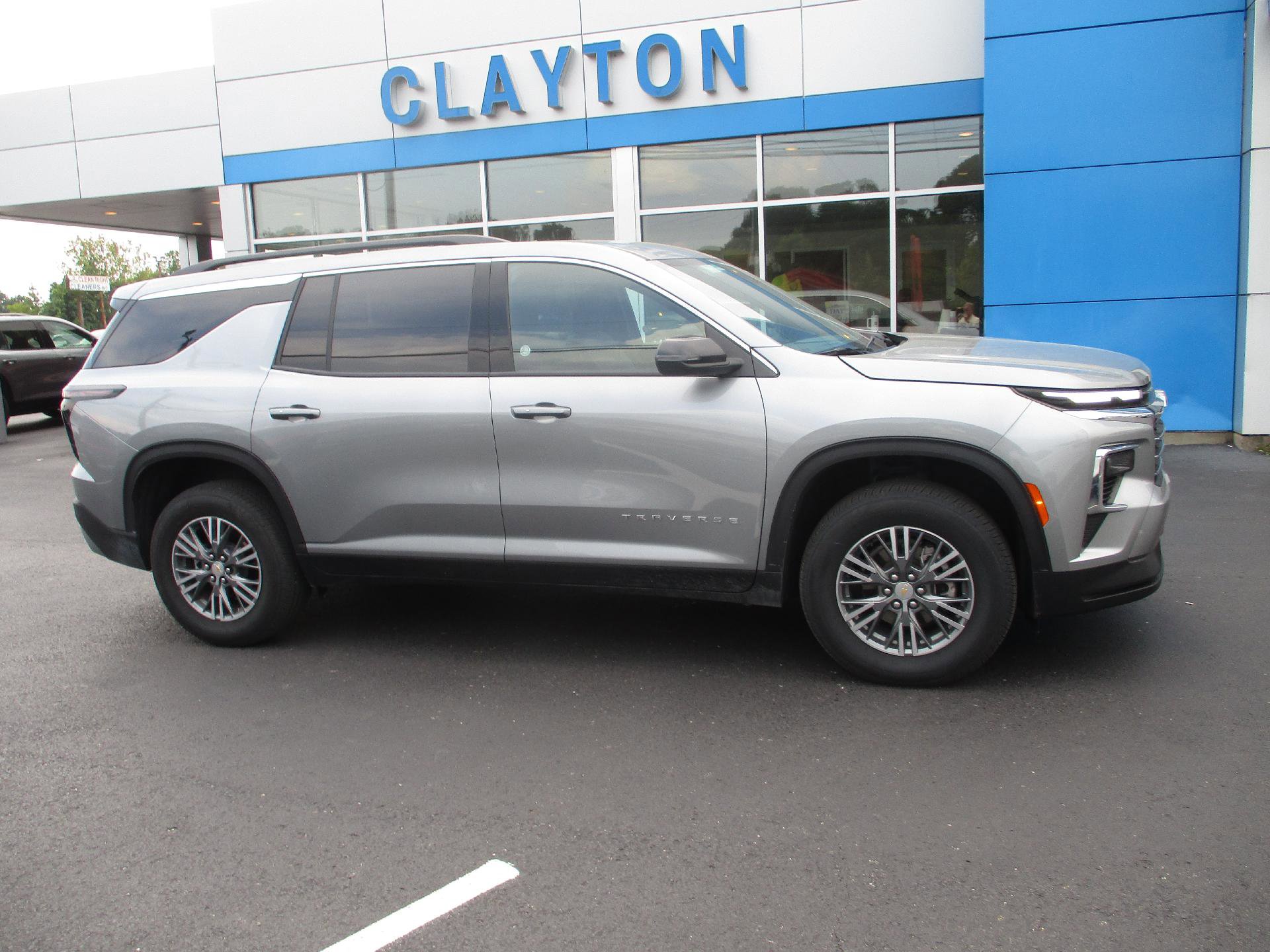 Used 2025 Chevrolet Traverse LT image 1