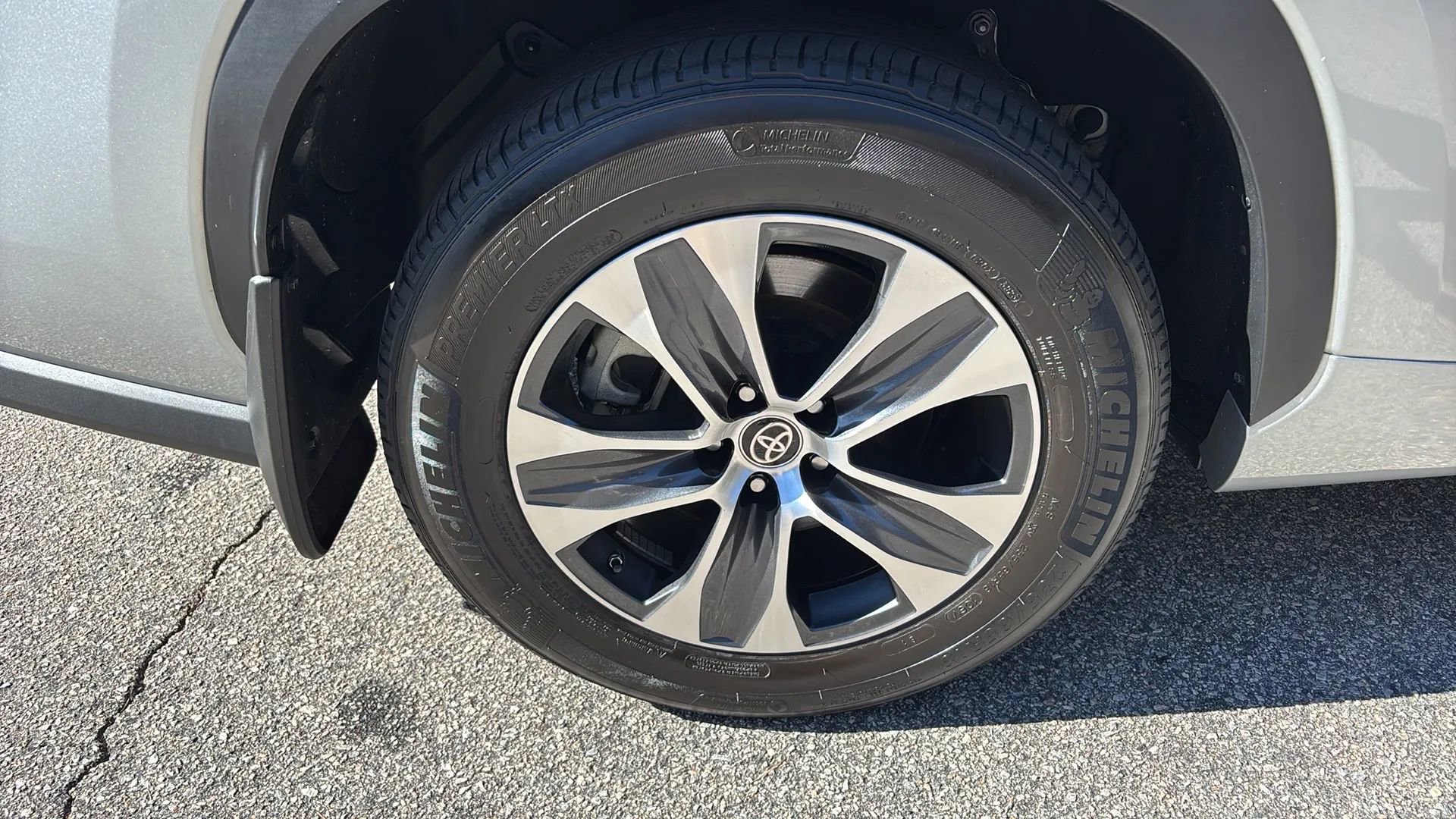 Used 2023 Toyota Highlander XLE image 29