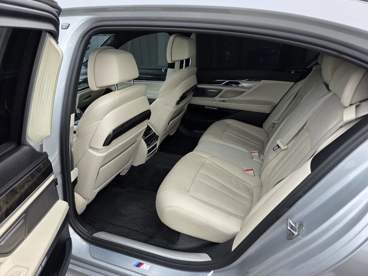 Used 2016 BMW 740i image 10