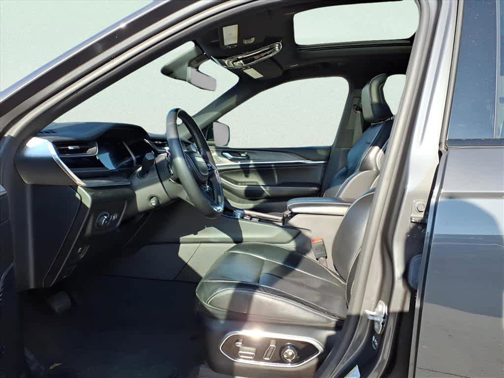 Used 2022 Jeep Grand Cherokee Overland w/ Luxury Tech Group IV AWD/4WD image 15