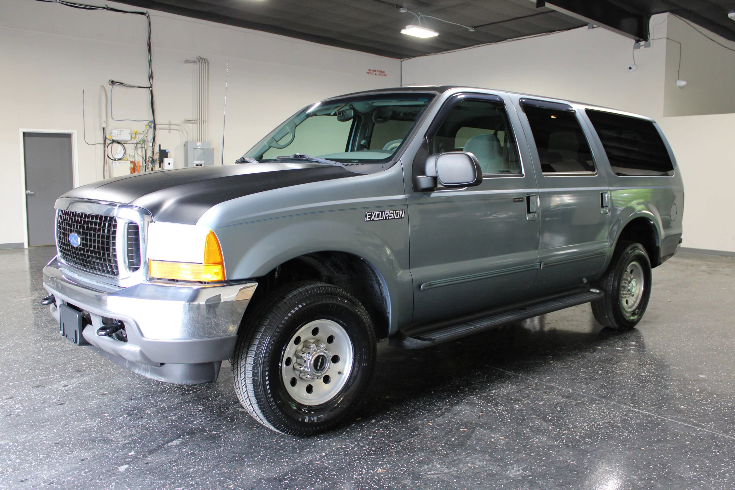 Used 2000 Ford Excursion XLT AWD/4WD image 6