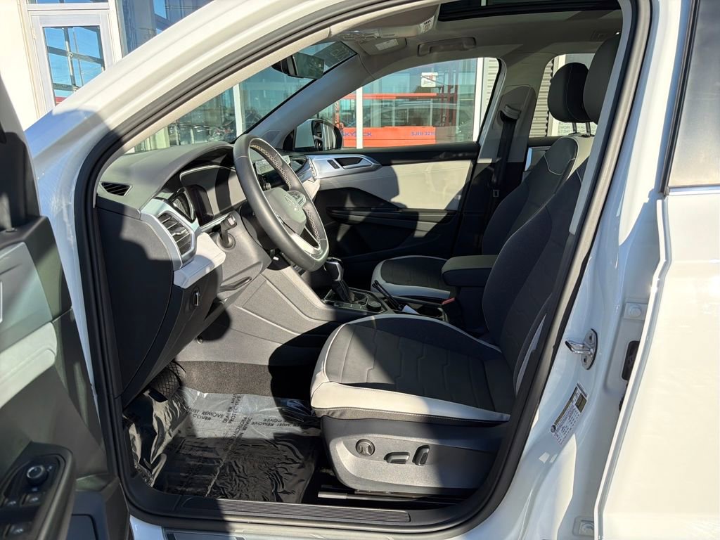 Certified 2025 Volkswagen Taos SE image 11