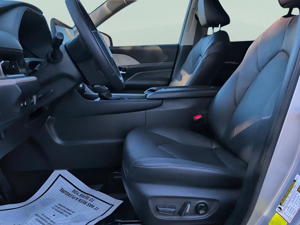 Used 2024 Toyota Grand Highlander Limited image 32