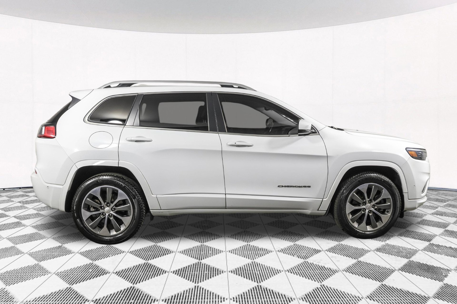 Used 2019 Jeep Cherokee Overland w/ Technology Group AWD/4WD image 13