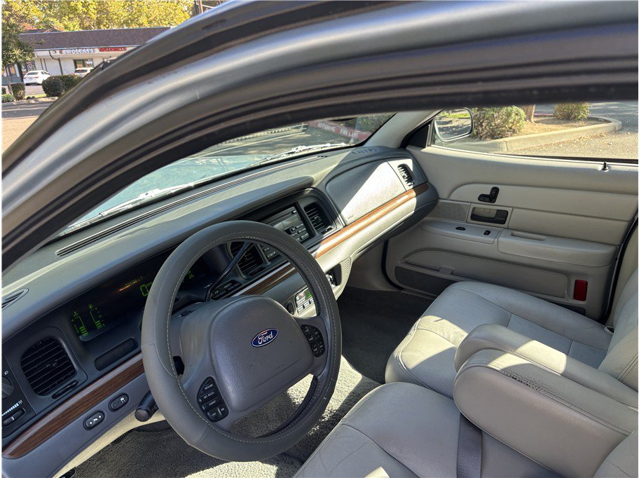 Used 2003 Ford Crown Victoria LX RWD image 10