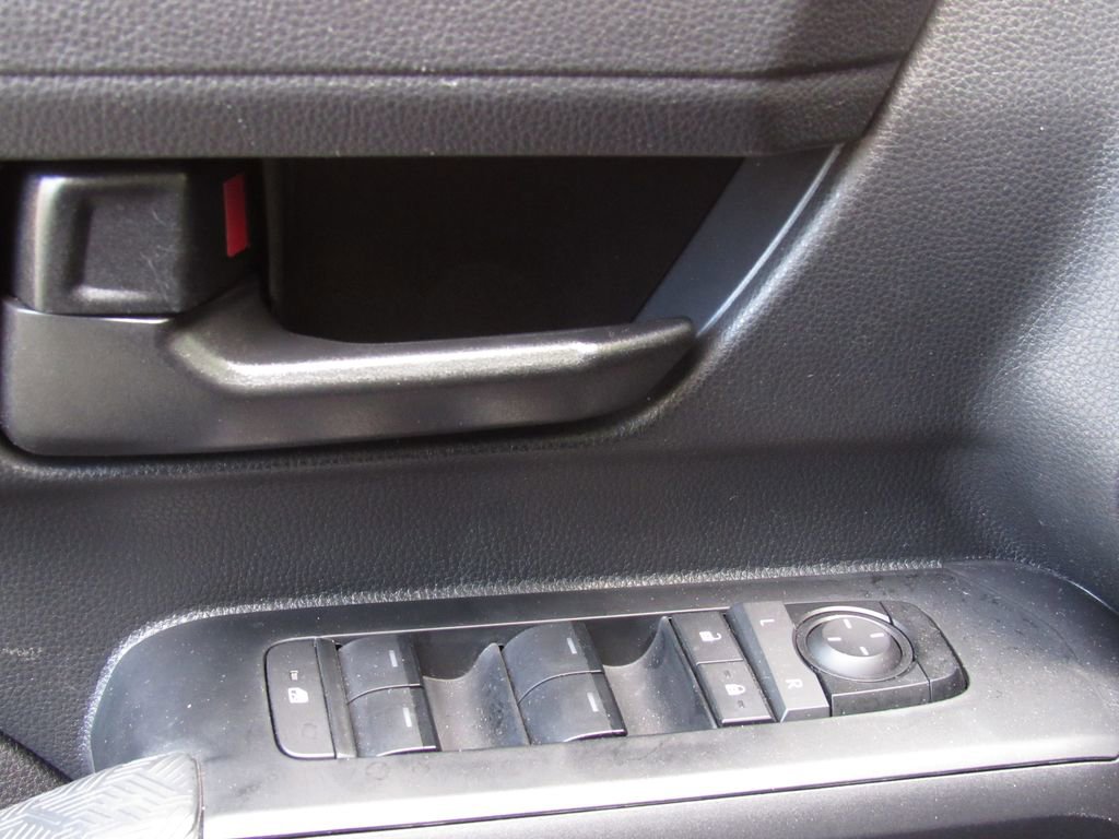 Certified 2025 Toyota Tacoma SR5 AWD/4WD image 35