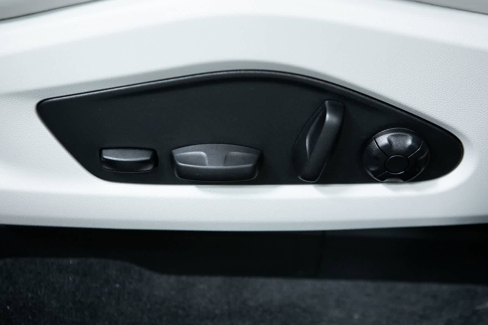 New 2026 Porsche Macan Electric RWD image 23