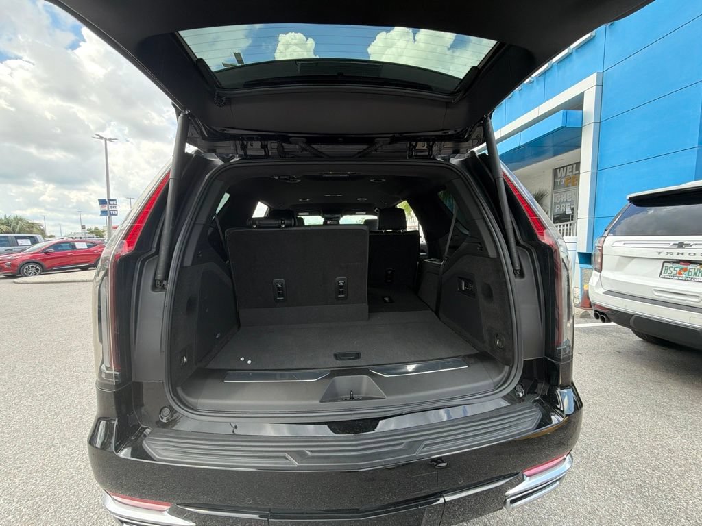Used 2024 Cadillac Escalade Luxury RWD image 8