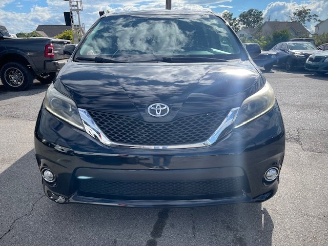 Used 2017 Toyota Sienna SE FWD image 2