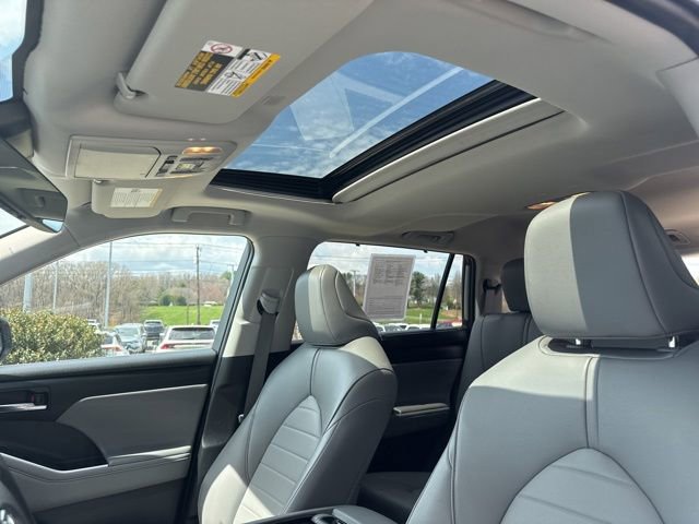Used 2022 Toyota Highlander XLE AWD/4WD image 28