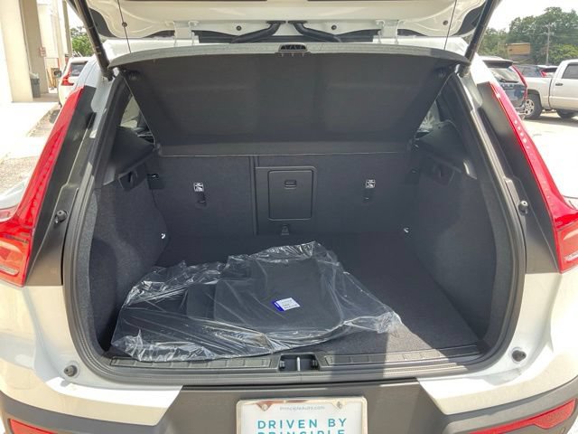 New 2026 Volvo XC40 B4 Core w/ Climate Package FWD image 23