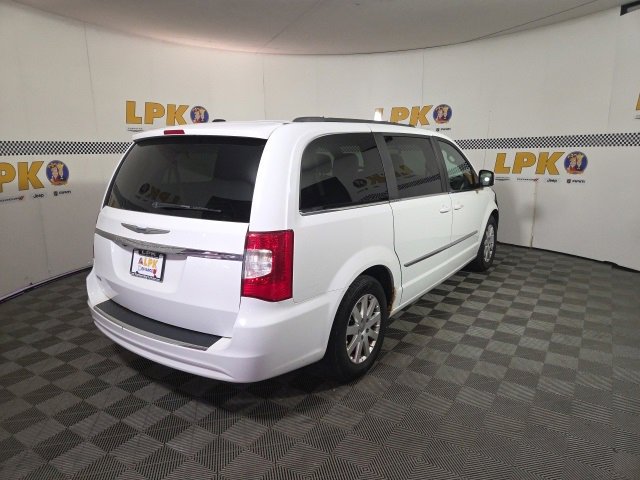 Used 2015 Chrysler Town & Country Touring image 4