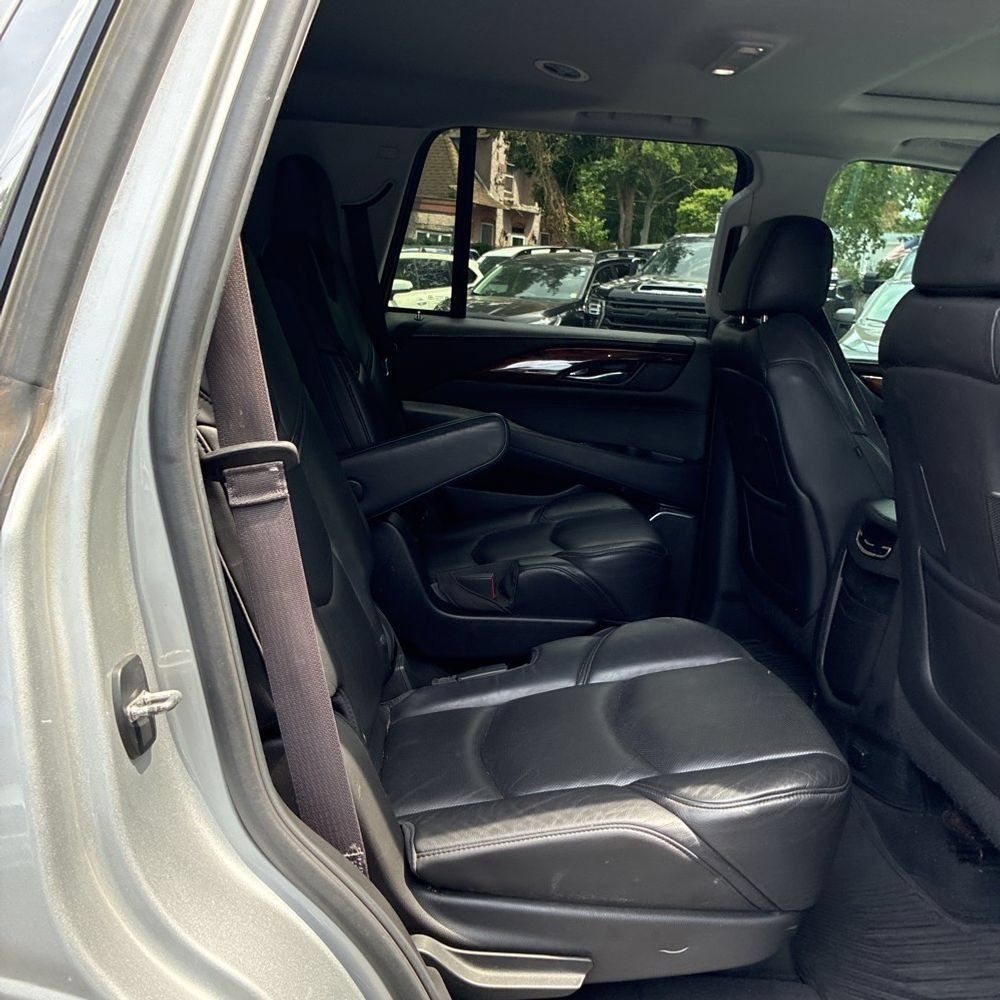 Used 2015 Cadillac Escalade Luxury AWD/4WD image 12