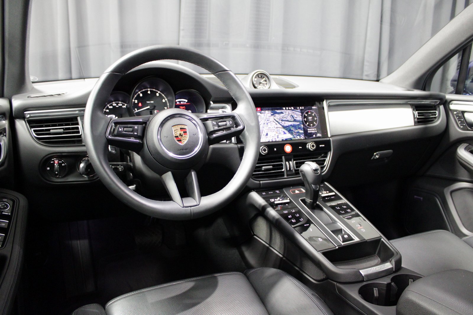 Certified 2025 Porsche Macan image 4