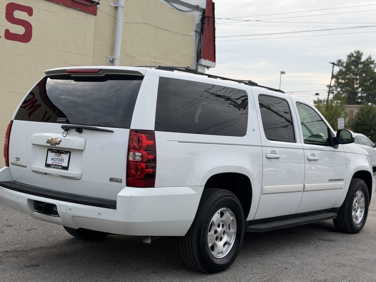 Used 2009 Chevrolet Suburban LT w/ Luxury Package RWD image 7