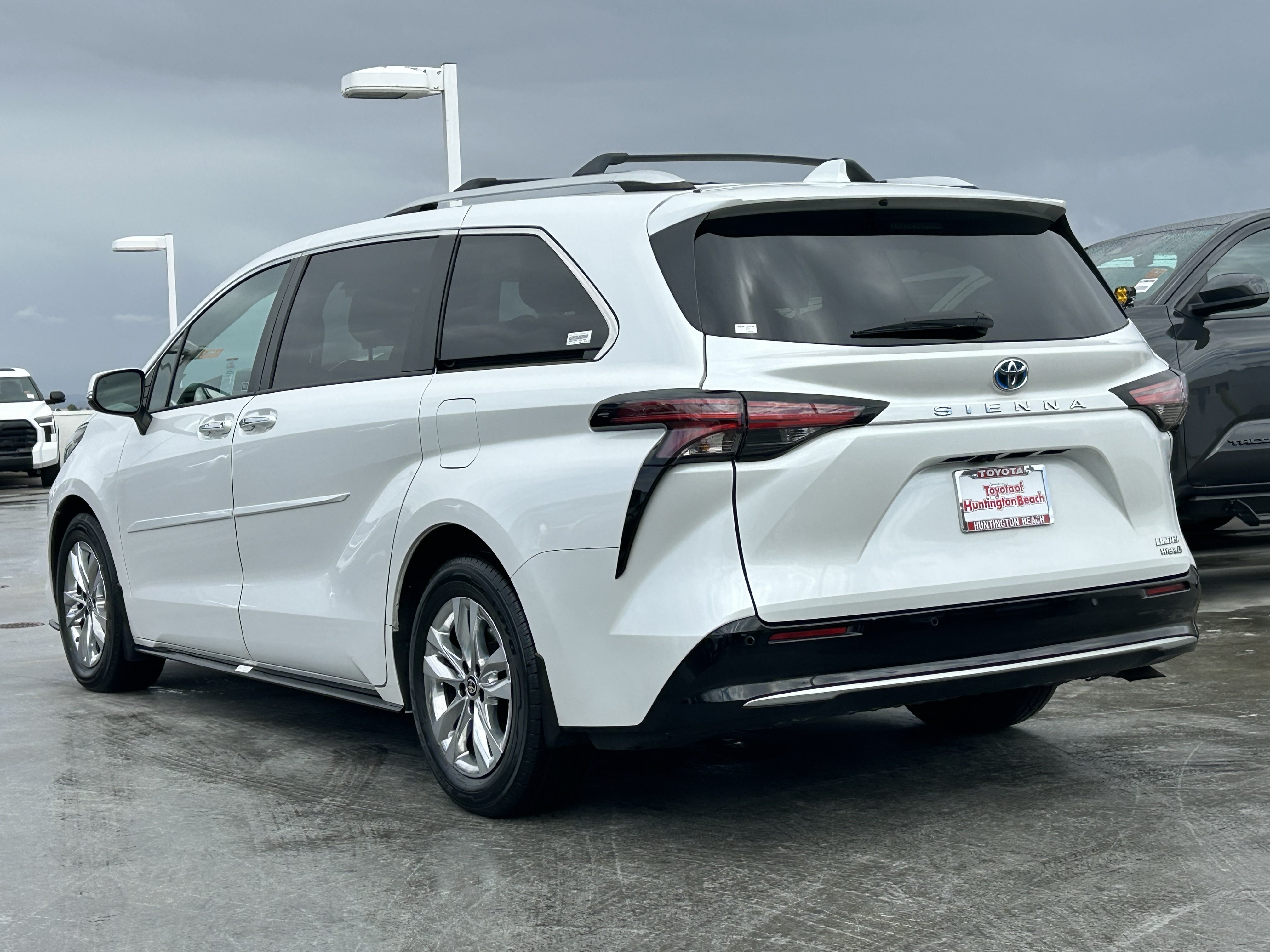 Certified 2024 Toyota Sienna Limited FWD image 5